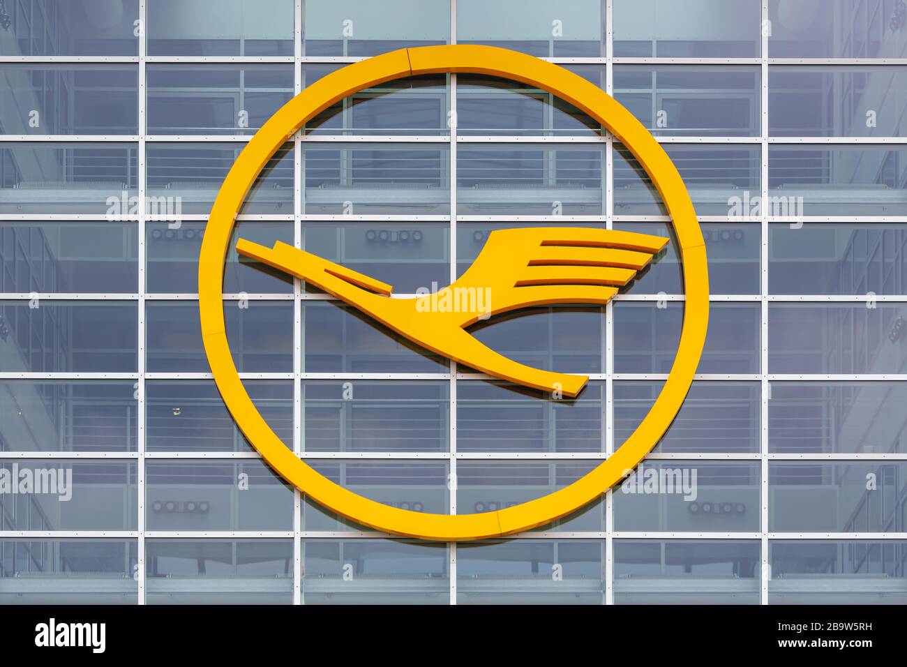 Francoforte, Germania – 25 aprile 2018: Logo della gru Lufthansa all'aeroporto di Francoforte (fra) in Germania. Foto Stock