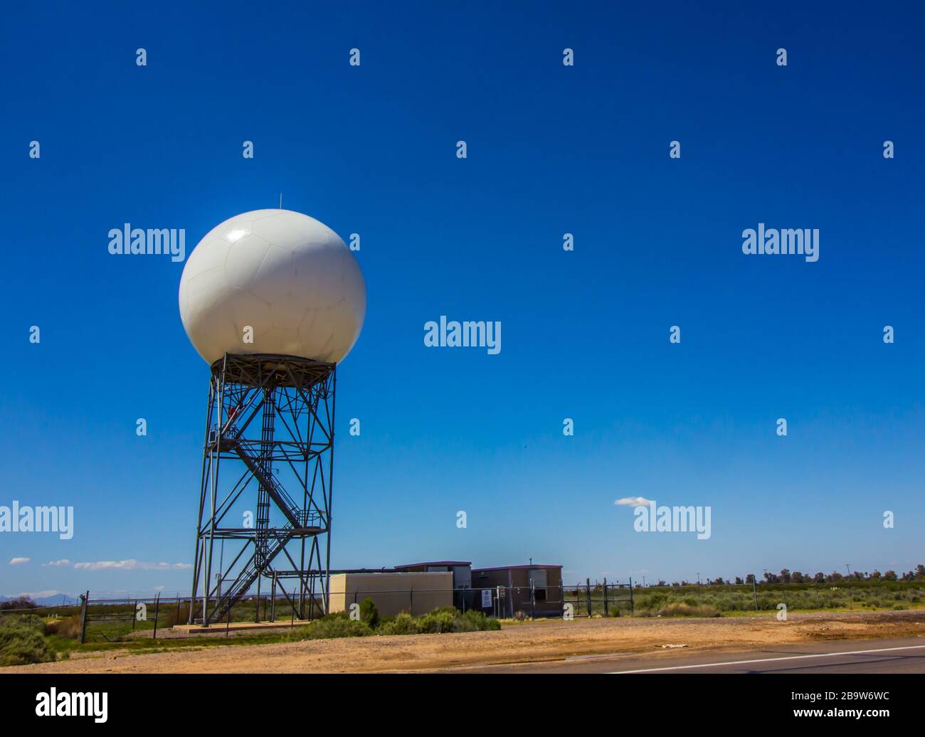 Torre radar Doppler a forma di palla da calcio Foto stock - Alamy