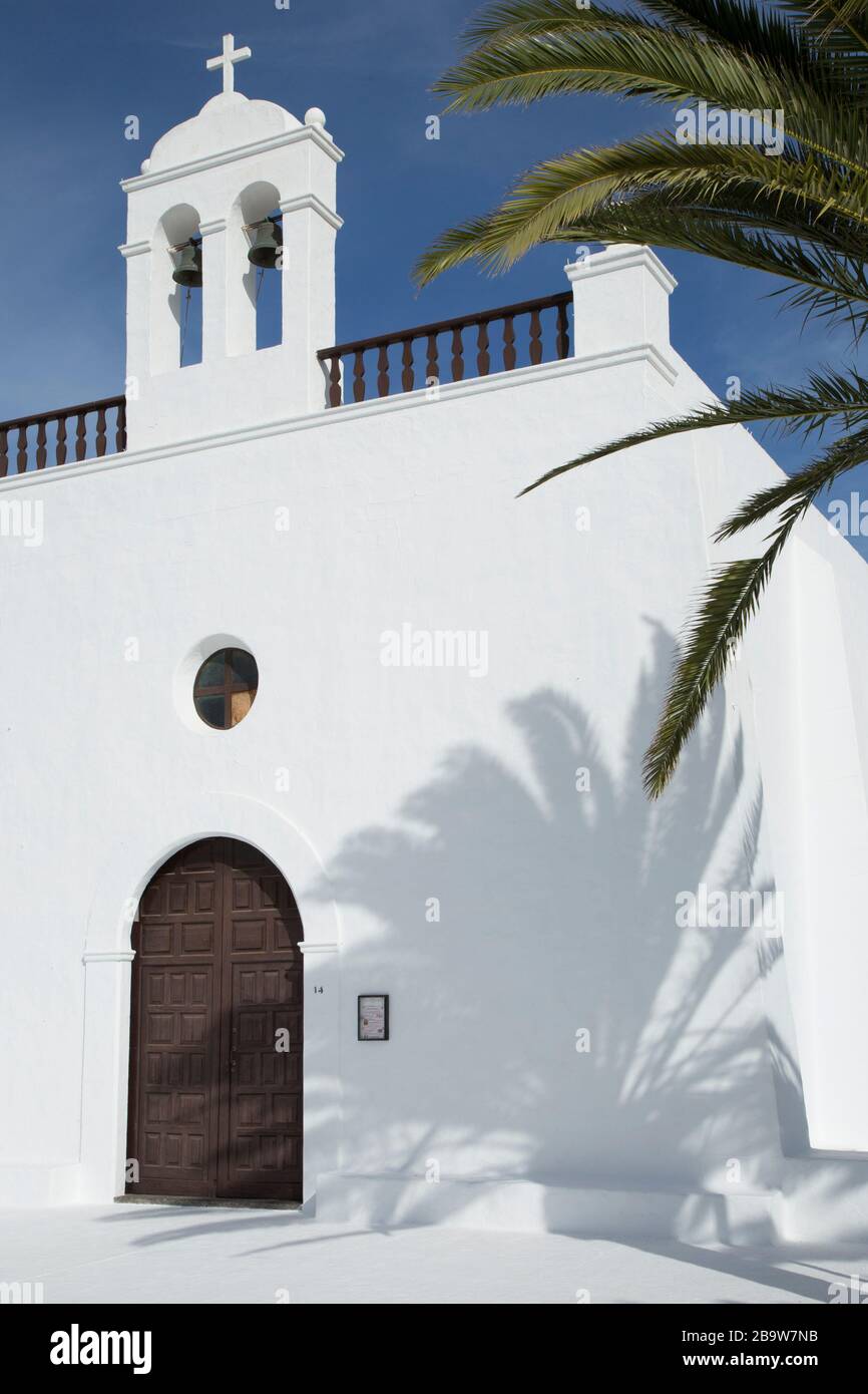 Porta anteriore e campanile della chiesa di San Isidro Labrador, Uga, Lanzarote, Isole Canarie, Spagna Foto Stock