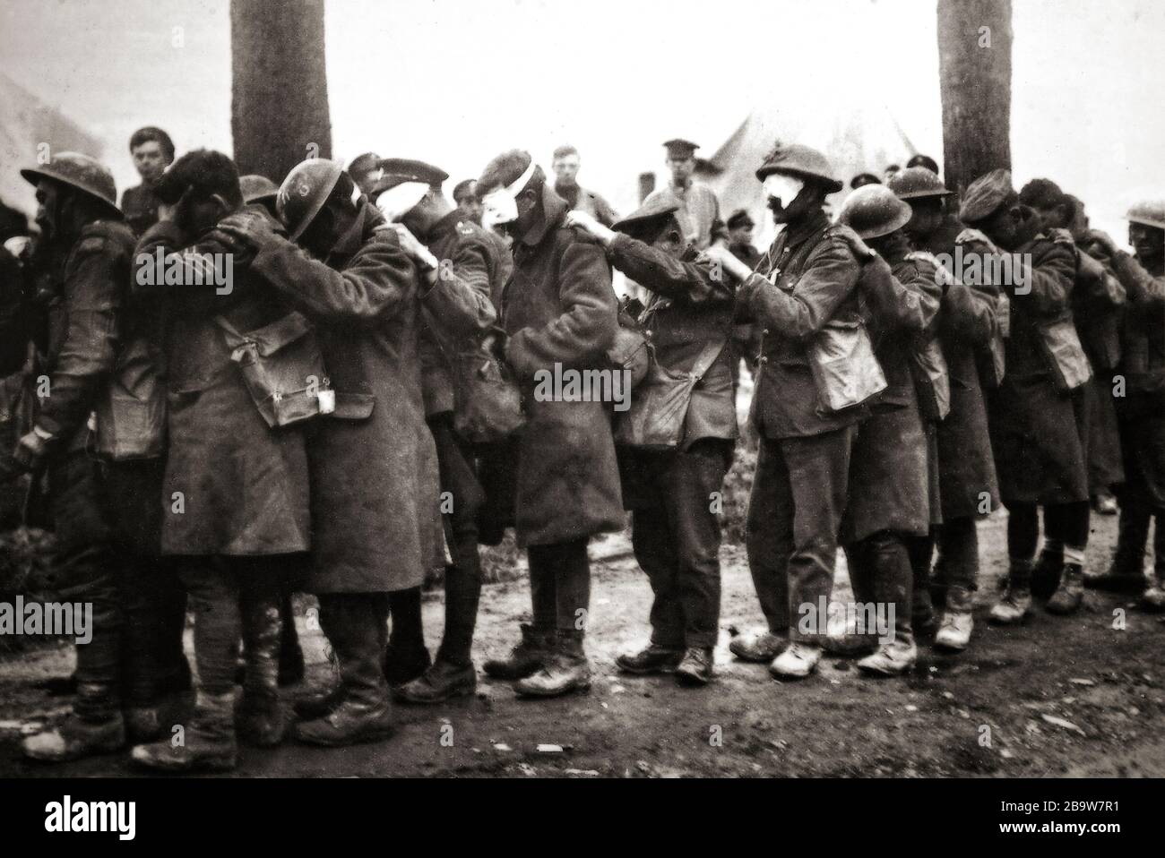Le truppe della 55a Divisione del Lancashire Occidentale che soffrono degli effetti del gas in una stazione di medicazione durante la Battaglia dei Lys, nota anche come la Quarta Battaglia di Ypres, È stato combattuto dal 7 aprile al 29 aprile 1918 e fa parte dell'offensiva di primavera tedesca nelle Fiandre durante la prima guerra mondiale Foto Stock