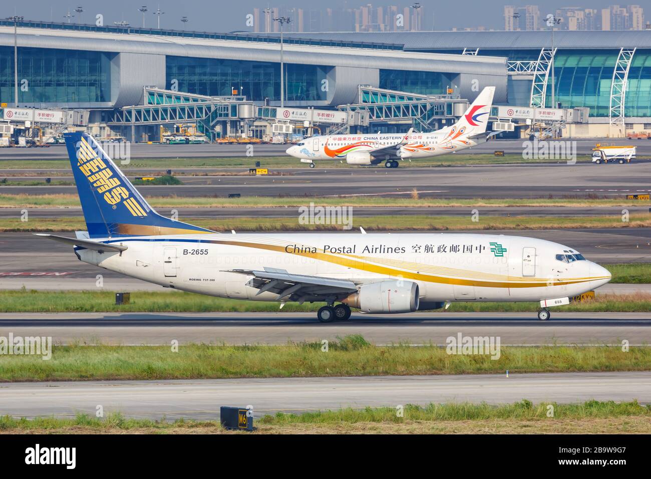 Guangzhou, Cina – 25 settembre 2019: China Postal Airlines Boeing 737-300SF aereo all'aeroporto di Guangzhou (CAN) in Cina. Boeing è un aereo americano Foto Stock