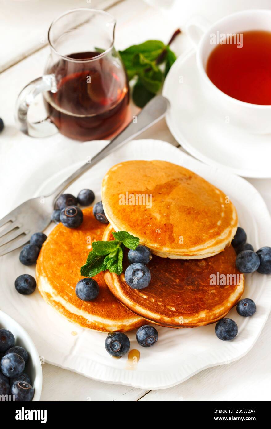 Pancake con frutti di bosco e sciroppo d'acero. Foto Stock