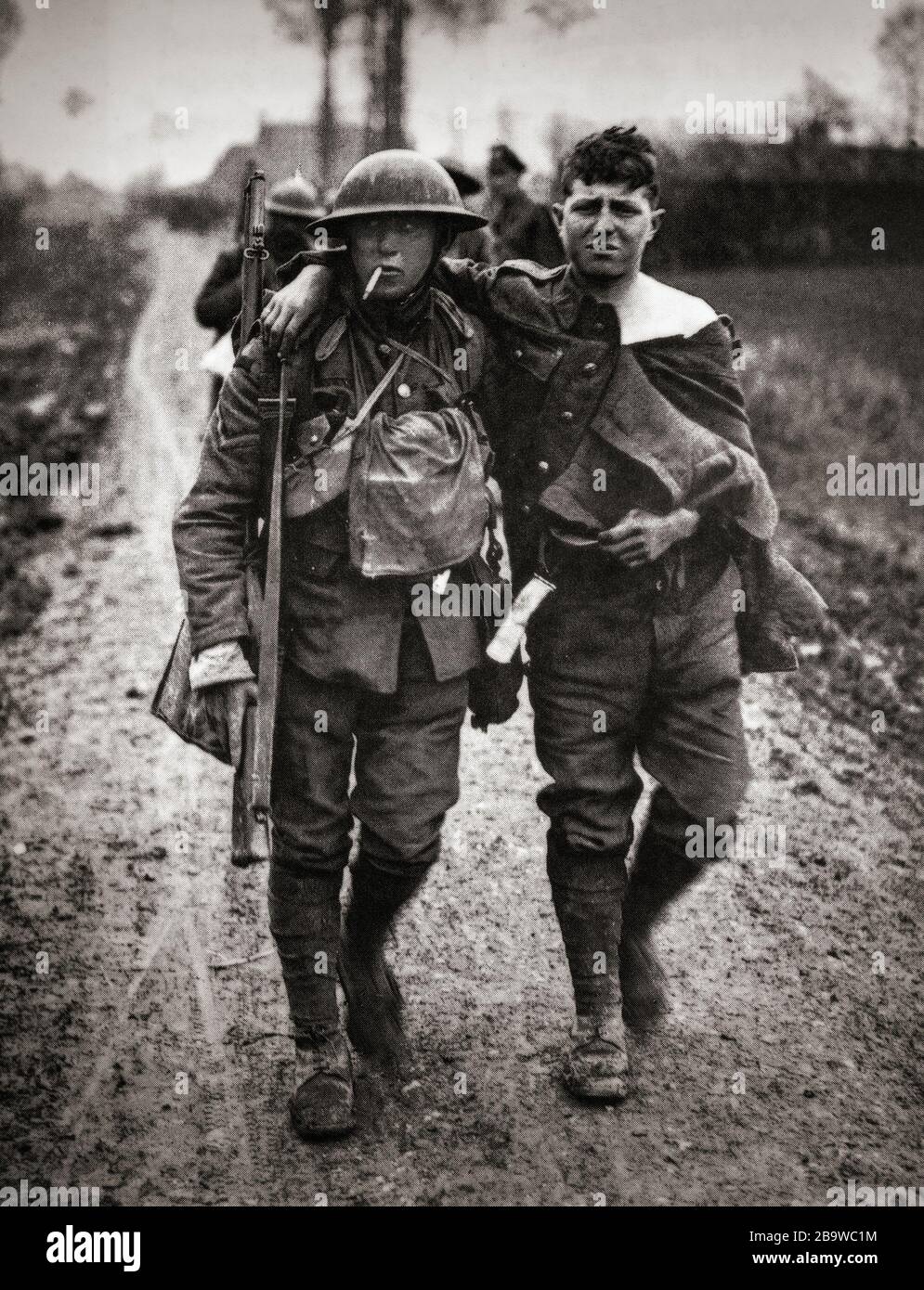 I feriti a piedi britannici che ritornavano dal fronte durante la Battaglia dei Lys, nota anche come Quarta Battaglia di Ypres, furono combattuti dal 7 aprile al 29 aprile 1918 e furono parte dell'offensiva di primavera tedesca nelle Fiandre durante la prima guerra mondiale Foto Stock