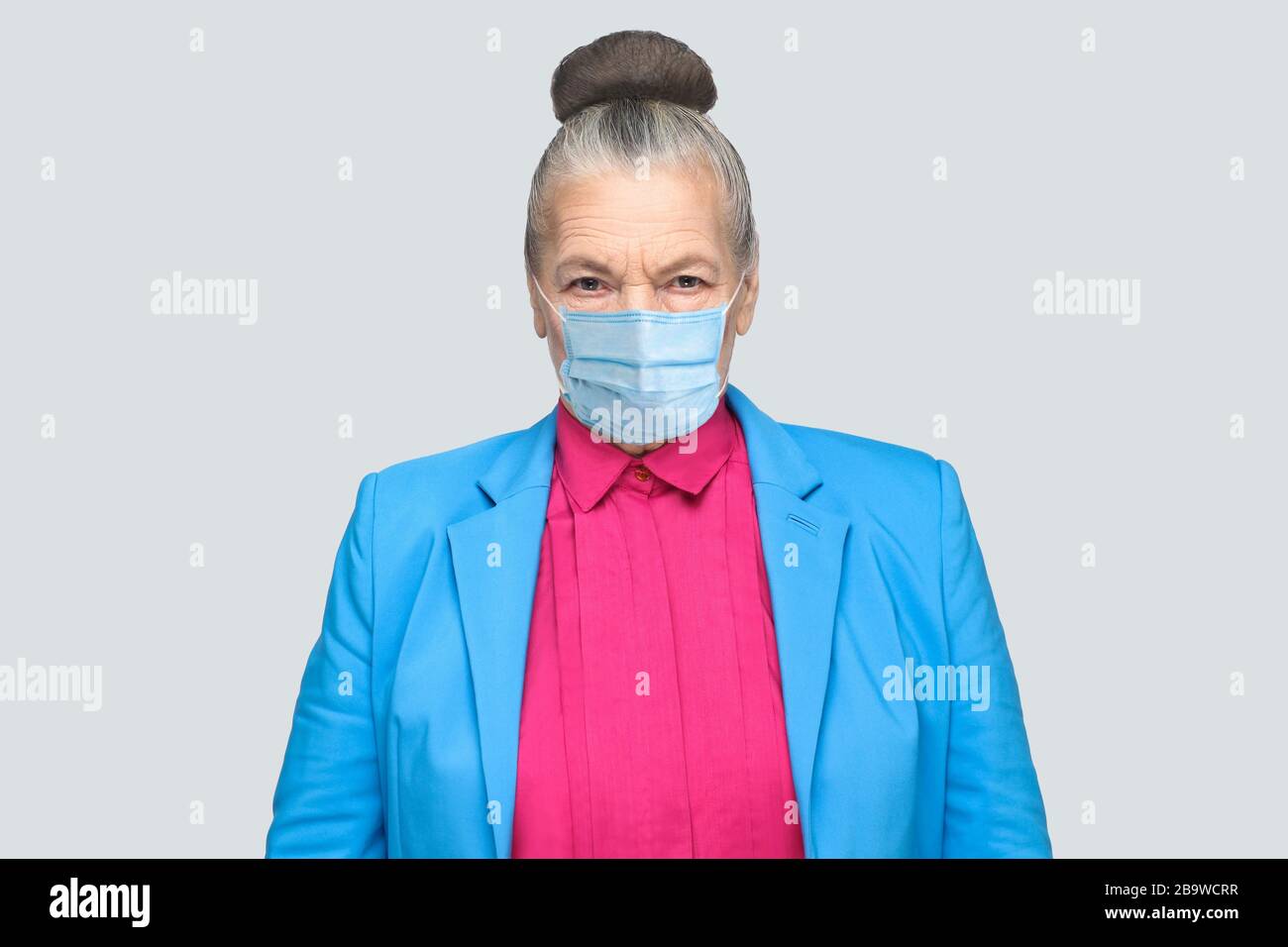 Protezione contro le malattie contagiose, coronavirus. Donna anziana con maschera igienica per prevenire le infezioni, malattie respiratorie trasportate dall'aria come l'influenza, Covi Foto Stock