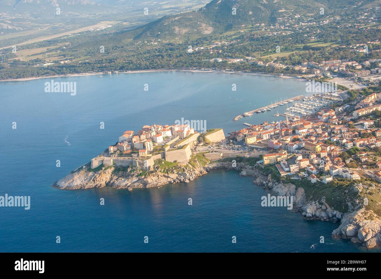 Volo sulla Corsica in primavera. Calvi e le insenature di piana in vista. Francia Foto Stock