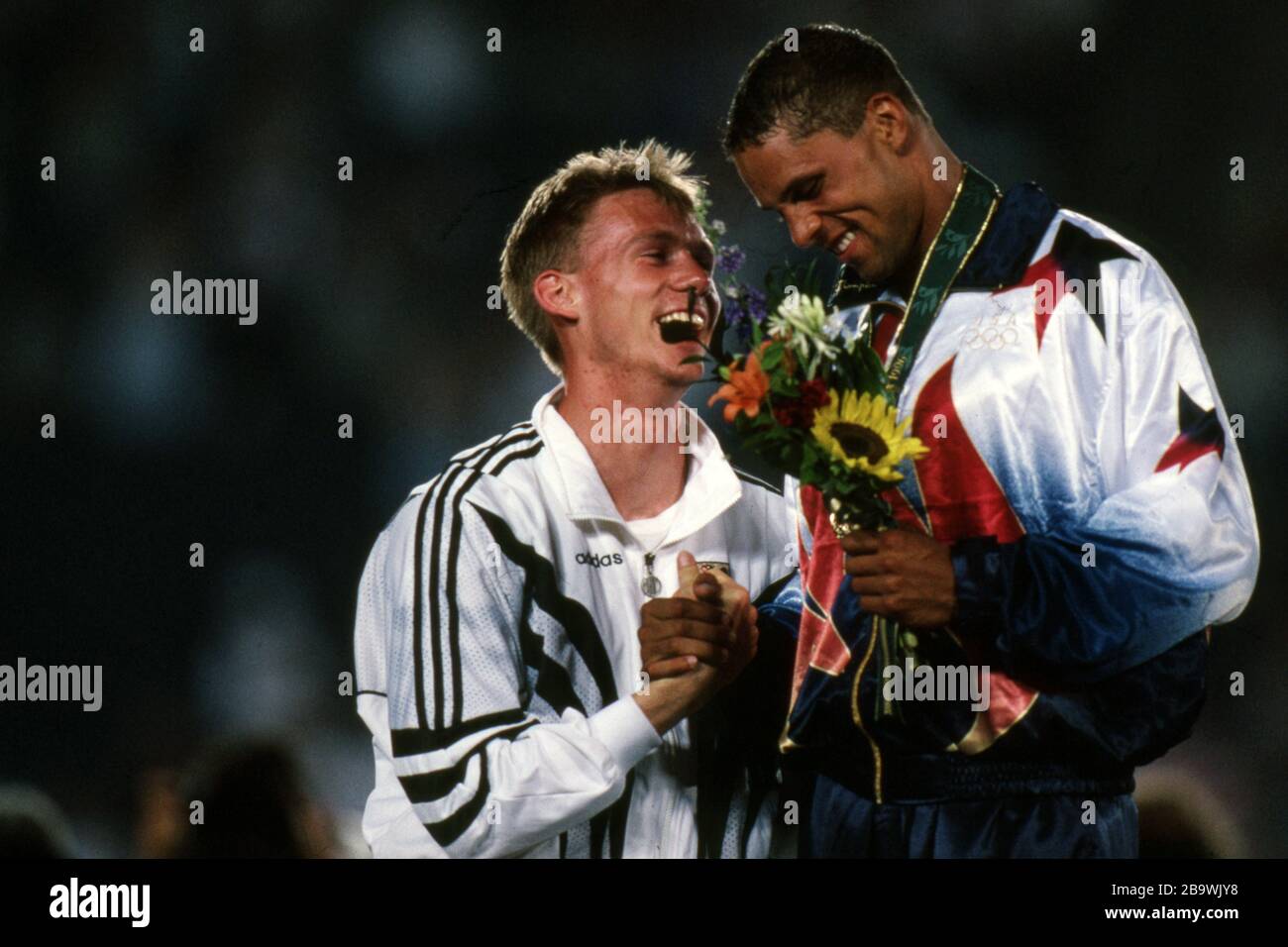 Atlanta, Stati Uniti. 2020 Mar, 1996. Primo: 96 Sport, Olimpiadi, Olimpiadi estive, Olimpiadi estive, Olimpiadi, Atlanta, 1996, 10, archivio immagini, LA, atletica, decathlon,`-Fight, uomini, uomini Frank Busemann, Germania, vince argento, sinistra, e, con, Dan o   Brien, withte, USA, vince oro, premiazione, giubilo, giubilare, imbroglioni, imbroglioni | dpa/Live Usage News: Tutto il mondo Foto Stock