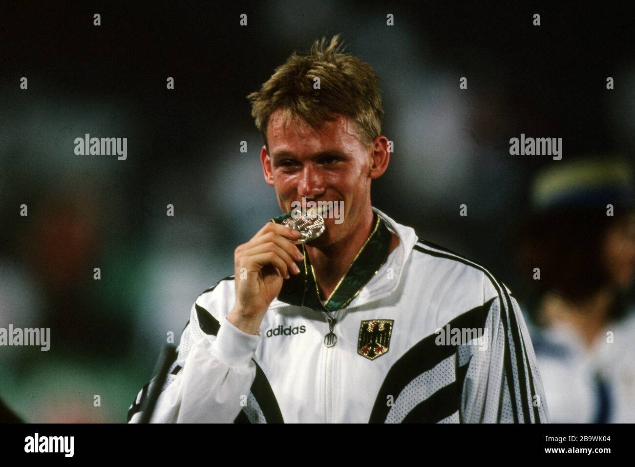 Atlanta, Stati Uniti. 2020 Mar, 1996. Primo: 96 Sport, Olimpiadi, Olimpiadi estive, Olimpiadi estive, Olimpiadi, Atlanta, 1996, 10, archivio immagini, LA, atletica, decathlon,  -Fight, uomini, Frank Busemann, Germania, vince argento, giubilazione, cheers, morsi sulla sua medaglia, premiazione | utilizzo Worldwide Credit: dpa/Alamy Live News Foto Stock