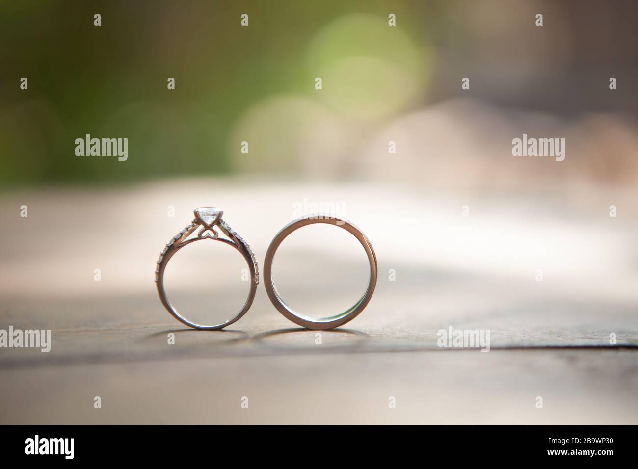 Un paio di anelli per matrimoni Foto Stock