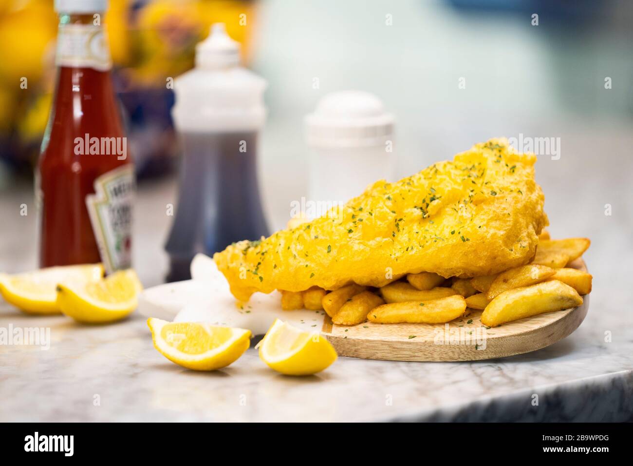 Fish and handout chips at hippster food stall in Camden Market. Foto Stock