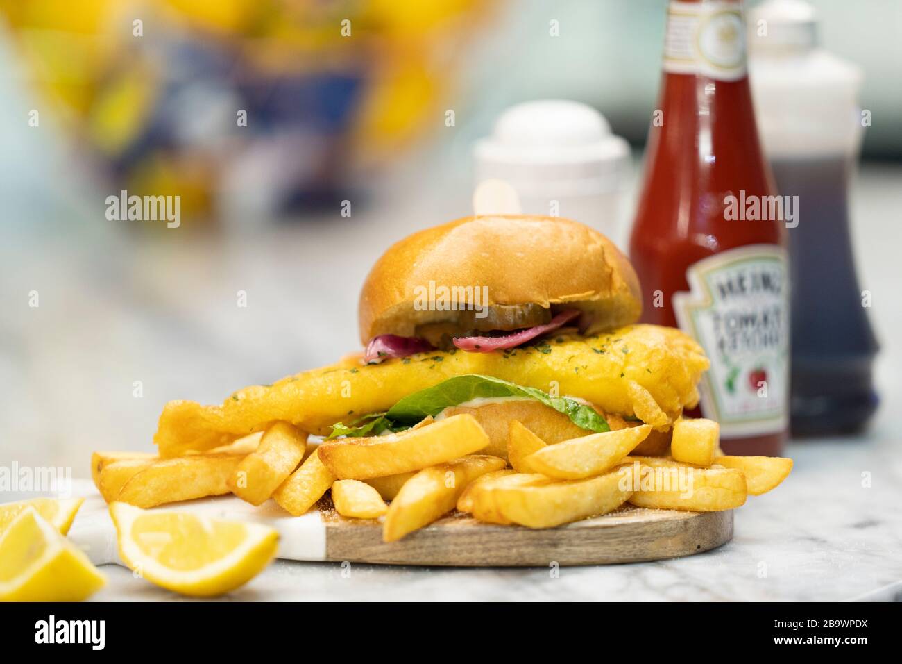 Fish and handout chips at hippster food stall in Camden Market. Foto Stock