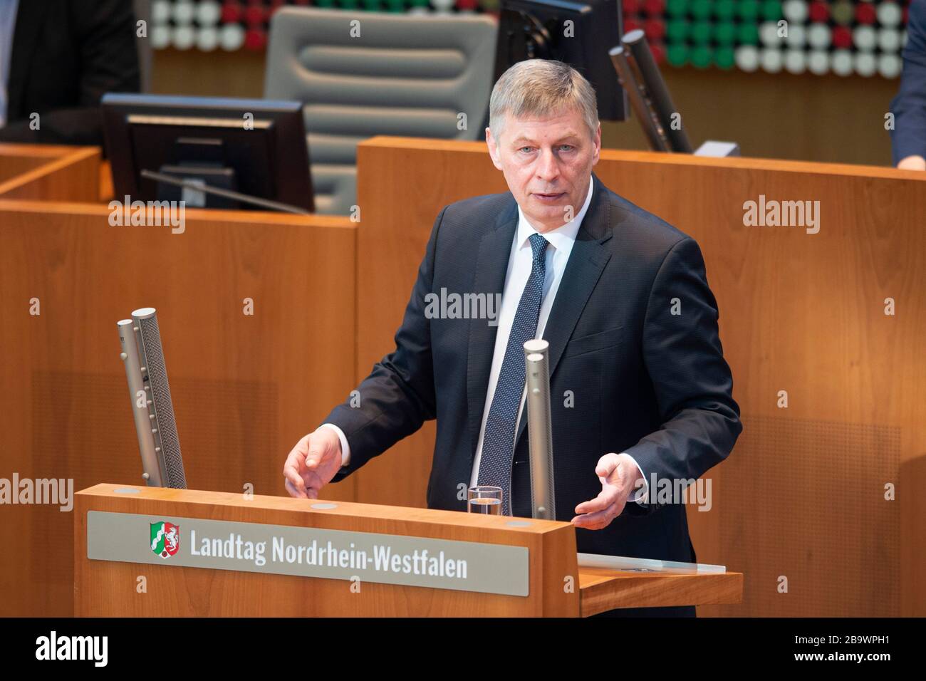 Duesseldorf, Deutschland. 24 Marzo 2020. Bodo LOETTGEN, Presidente del Gruppo CDU, durante il suo intervento, in occasione della crisi di Corona: Sessione plenaria straordinaria nel parlamento di Stato della Renania settentrionale-Vestfalia NRW, Duesseldorf, il 24 marzo 2020,? Sven Simon Fotoagentur GmbH & Co. Pressefoto KG Prinzess-Luise-Str 41 45479 M uelheim/R uhr n. tel 0208/9413250 Fax. 0208/9413260 GLS Bank BLZ 430 609 67 KTO. 4030 025 100 IBAN DE75 4306 0967 4030 0251 00 BIC GENODEM1GLS N. WWW.SVENSIMON.NET. | utilizzo nel mondo credito: dpa/Alamy Live News Foto Stock