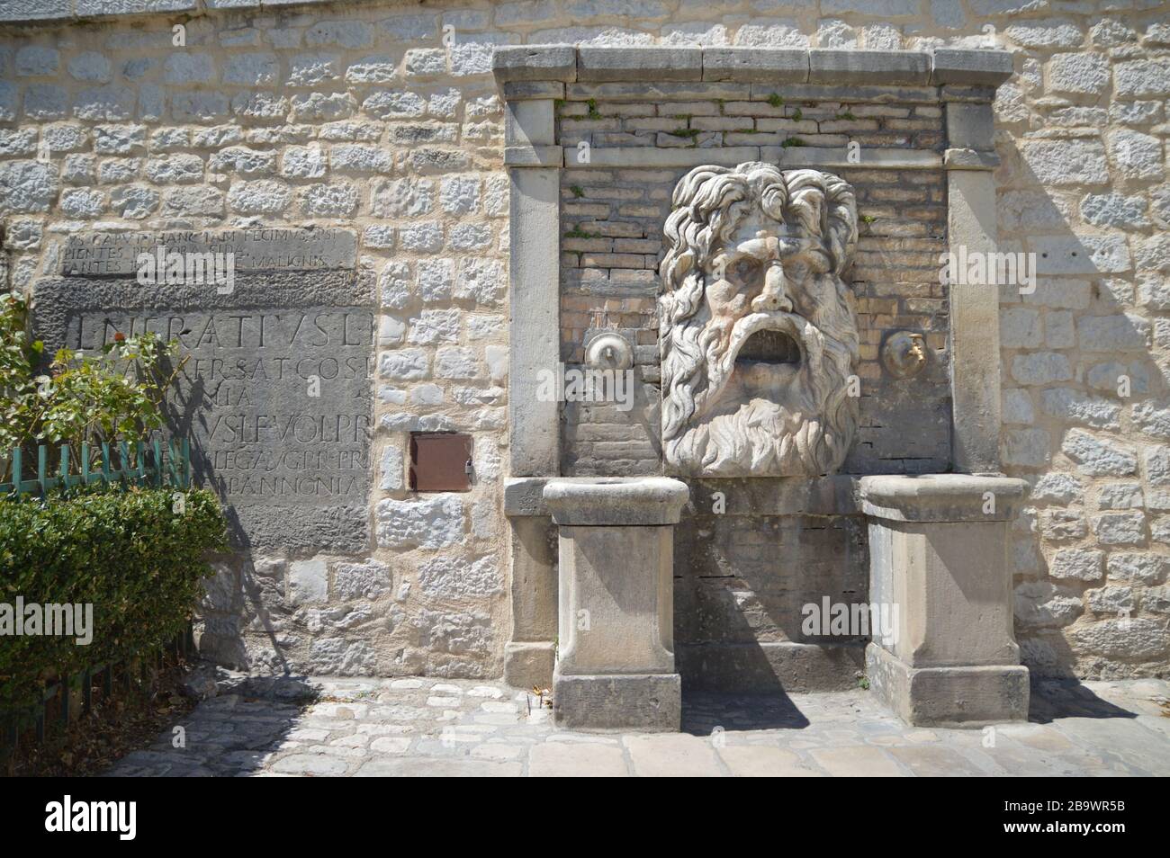 Un'antica fontana romana a Sepino, un villaggio del Molise Foto Stock