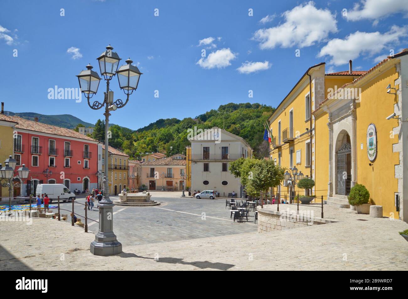 La piazza principale di Sepino, borgo medievale del Molise Foto Stock