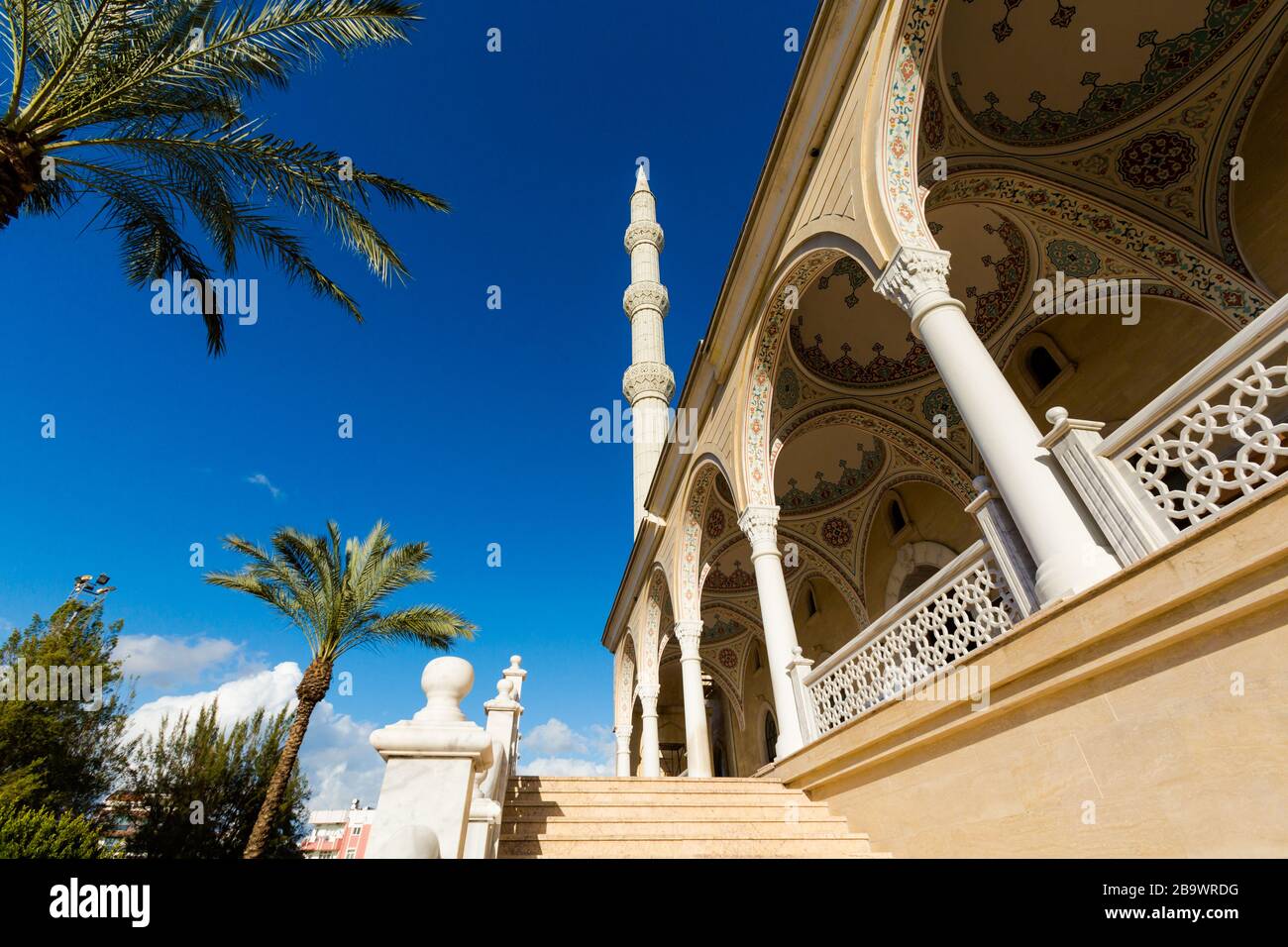 Bella architettura di MRK. Kulliye Cami nella città di Manavgat in Turchia, Antalya. Bellissimo edificio sacro. Foto Stock