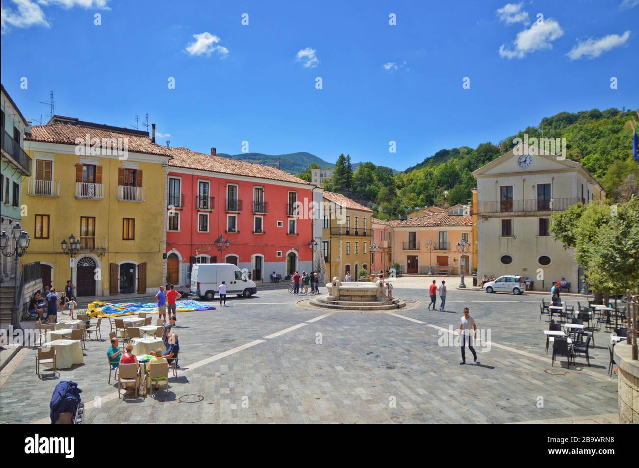 La piazza principale di Sepino, borgo medievale del Molise Foto Stock