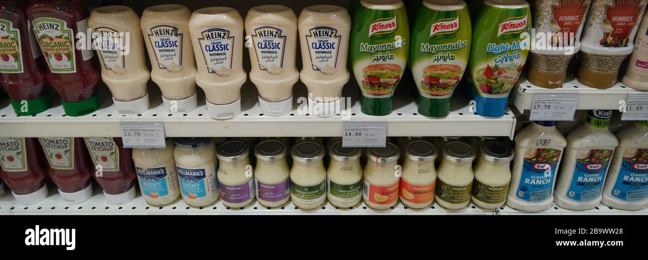 Dubai Emirati Arabi Uniti Dicembre 2019 varietà di Heinz, Knorr Nandos marchio Ketchup e maionese esposizione in negozio per la vendita. Mayo leggero, salsa Mayo del chili. B Foto Stock