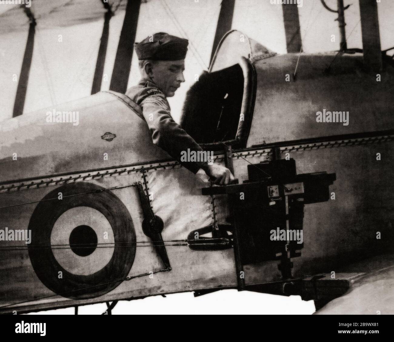 Una telecamera aerea di tipo C di Thornton Pickard, montata su una Royal Aircraft Factory B.E.2c, un biplano britannico a motore singolo a due posti utilizzato nel 1915 durante la prima guerra mondiale. La variante B.E.2c era 'intrinsecamente stabile', in quanto la caratteristica era considerata utile nelle sue funzioni di osservazione dell'artiglieria e fotografia aerea: La maggior parte delle quali era assegnata al pilota, che era in grado di volare senza costante attenzione ai suoi controlli di volo. Foto Stock