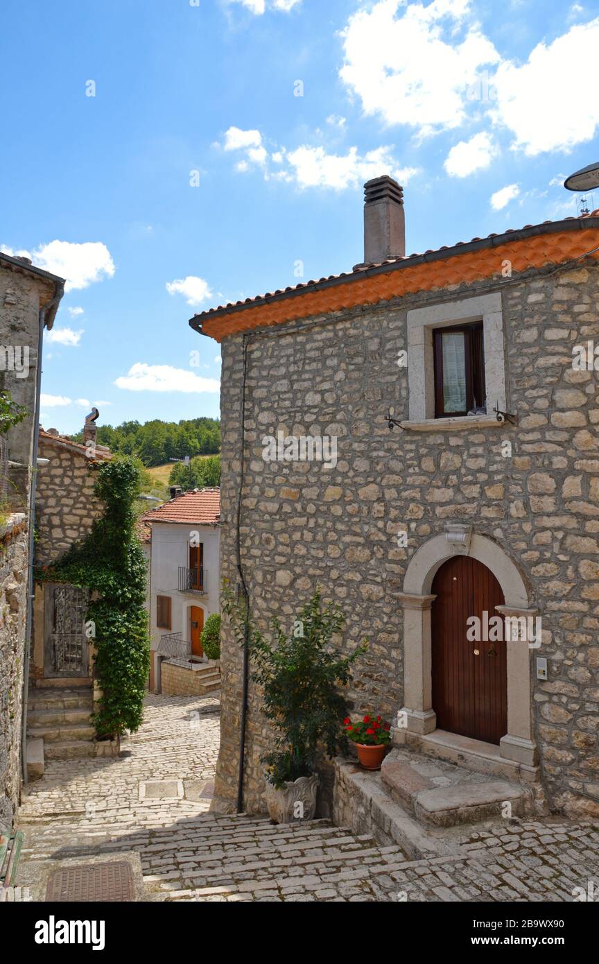 Una stradina tra le antiche case di Sepino, borgo medievale del Molise Foto Stock