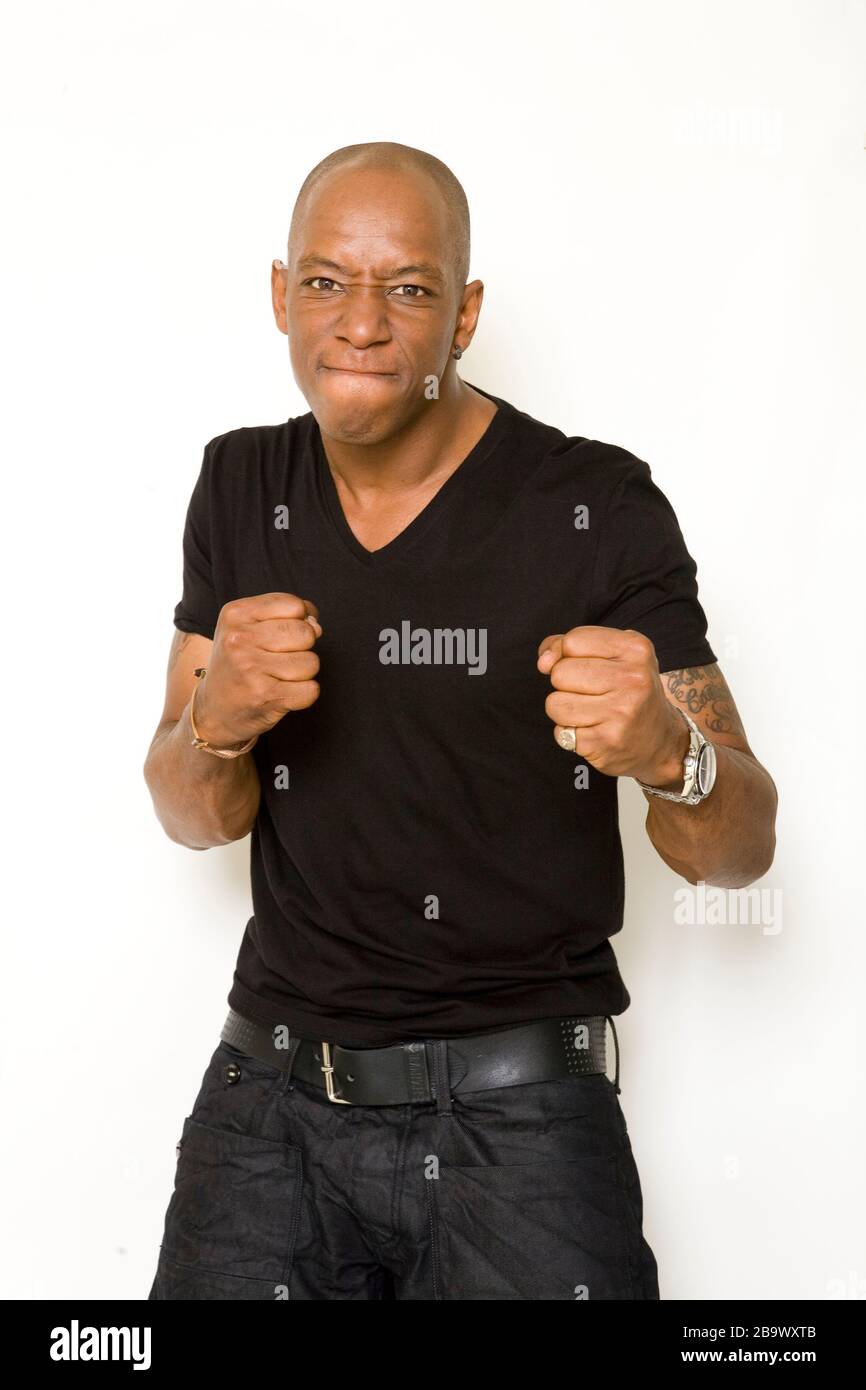 Ian Wright commentatore sportivo e ex calciatore su sfondo bianco. Foto Stock