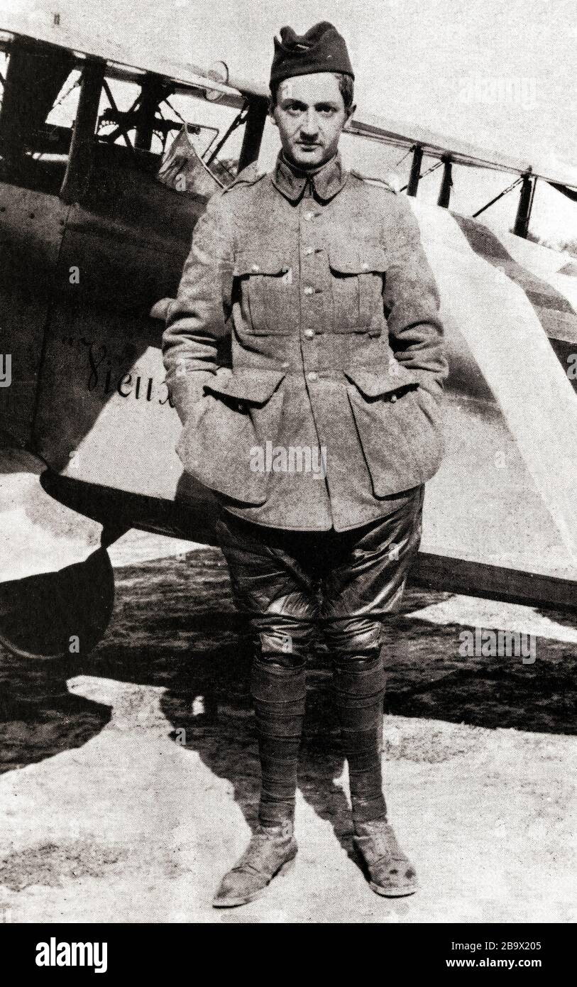 Un ritratto di Georges Guynemer (1894-1917) di fronte al suo SPAD VII Era il secondo asso di caccia francese con 54 vittorie durante la prima guerra mondiale e un eroe nazionale francese al momento della sua morte. Foto Stock