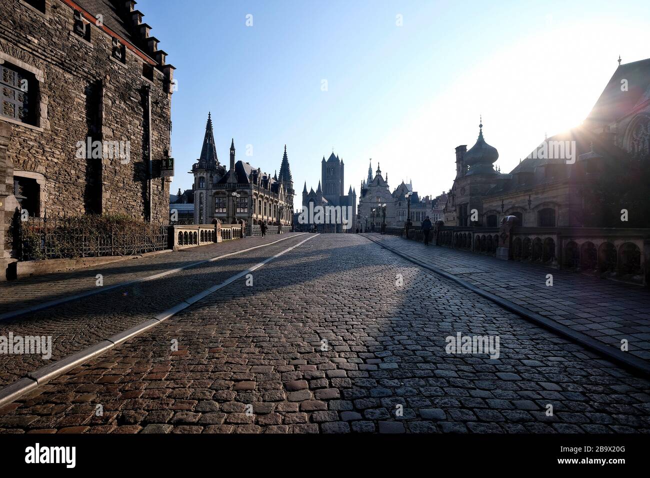 Strada acciottolata Sint-Michielsplein con vista sulla Chiesa di San Michele nella città vecchia di Gand. Foto Stock