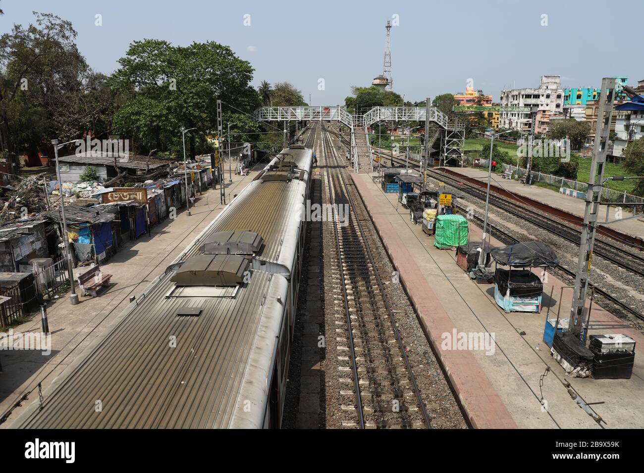 'Janta Curfew' dichiarato da PM Narendra modi è in qualche misura successo oggi. Si tratta di un blocco di un giorno in India per la rapida diffusione della pandemia COVID19. Il numero di casi aumenta giorno per giorno in modo da il governo dell'India ha deciso di bloccare. Pochi treni sono in funzione, ma i treni e le stazioni sono vuoti. Pochissime persone uscivano da casa loro. Anche i mercati e le strade trafficate sono vuoti. Da oggi in poi, pub, ristoranti rimarranno chiusi fino a quando la pandemia smette di diffondersi. (Foto di JIT Chattopadhyay/Pacific Press/Sipa USA) Foto Stock