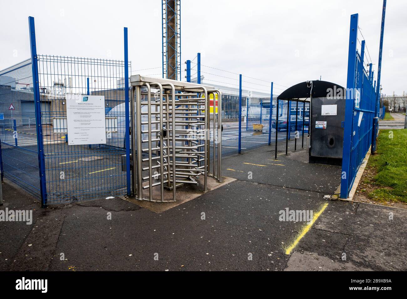 I lavoratori che camminano attraverso un tornello presso la sede del gigante di pollame Moy Park Craigavon a Seagoe, Portadown, dove i lavoratori hanno camminato fuori durante il loro turno per un breve periodo di tempo questa mattina per protestare a causa della mancanza di disposizioni per mantenere le distanze sociali. Foto Stock