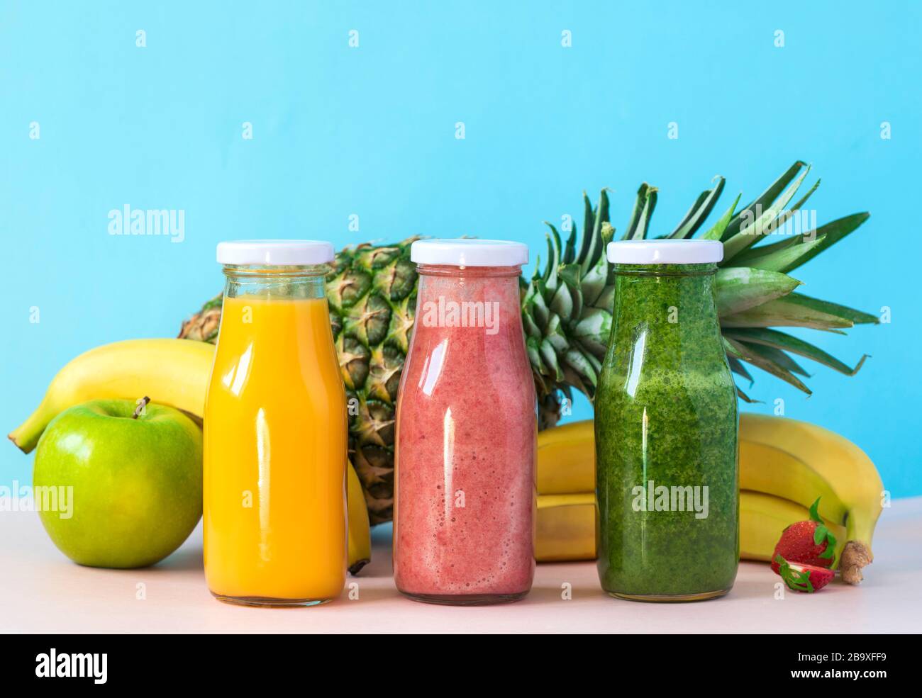 Frullati colorati in bottiglie. Organici naturali stile alimentare. Foto Stock