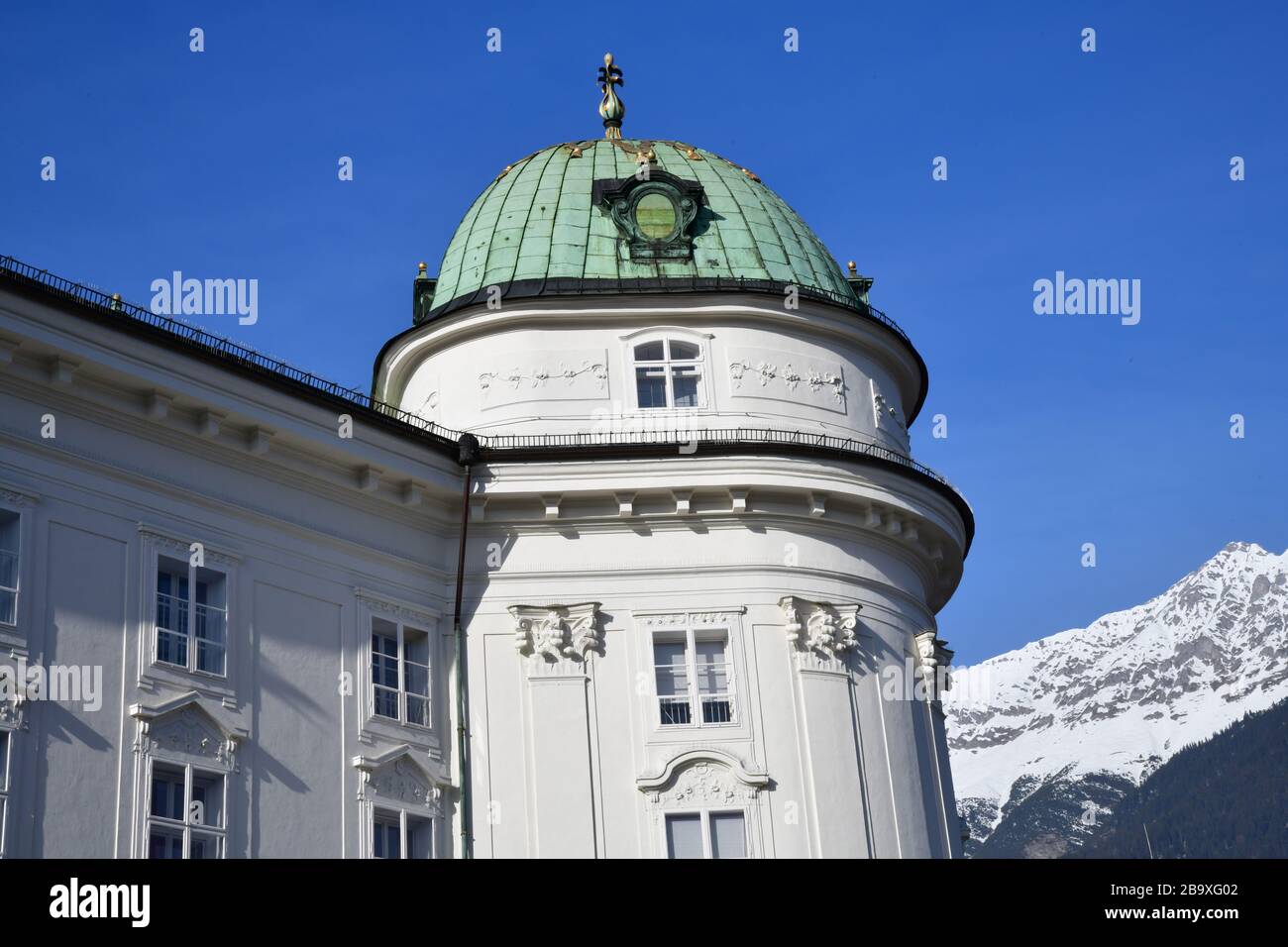 L'ex palazzo degli Asburgo, l'Hofburg, è uno dei tre edifici culturali più significativi dell'Austria. Sullo sfondo della catena montuosa di Nordkette Foto Stock