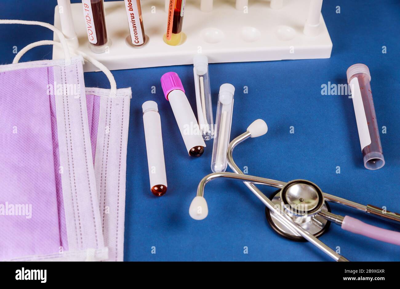 Provetta per il controllo del coronavirus su un modulo di richiesta di analisi del sangue per covid-19 Foto Stock