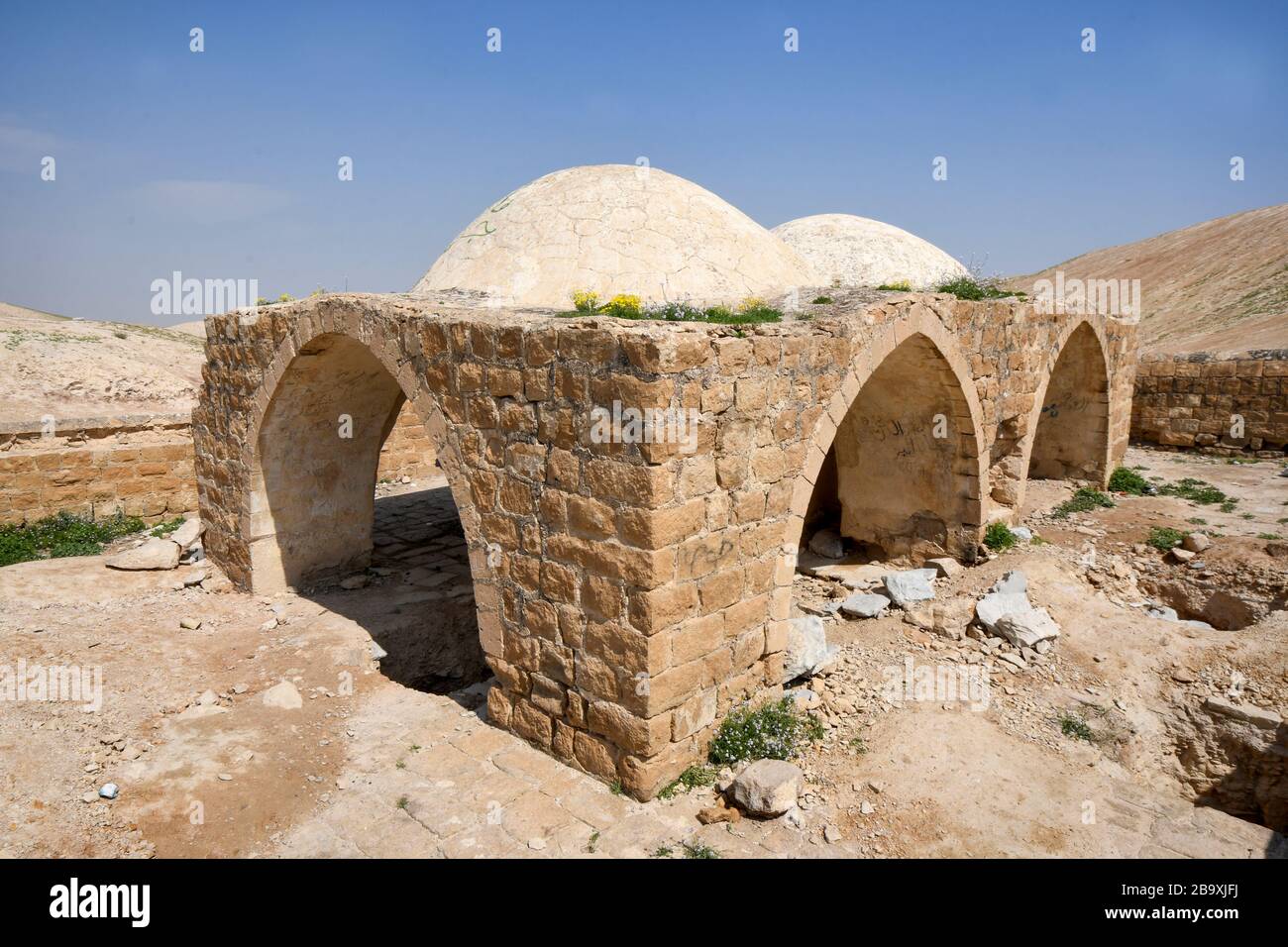 Punto di riposo ombreggiato e punto di osservazione, affacciato sul Monastero di Mar Saba. Fotografata valle di Kidron, deserto della Giudea, Cisgiordania Palestina Israele in ma Foto Stock