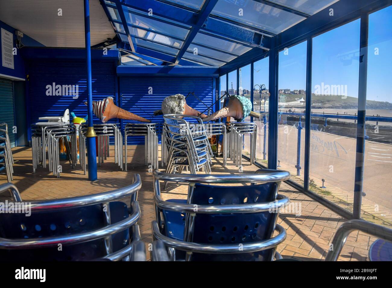 Marco's cafe sul lungomare di Barry Island, Galles è chiuso dopo che il primo Ministro Boris Johnson ha messo il Regno Unito in una situazione di blocco per contribuire a frenare la diffusione del coronavirus. Foto Stock