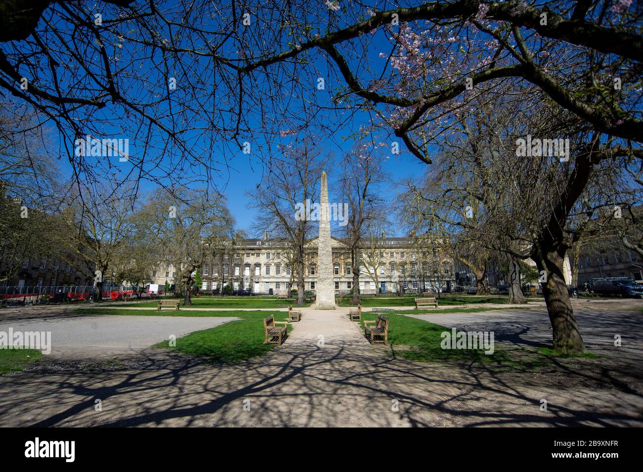 25.03.20. Pandemia coronavirus, bagno, Somerset. La Queen Square nel centro di Bath, Somerset, è chiusa da un lucchetto dopo che il governo britannico ha annunciato Strict r Foto Stock