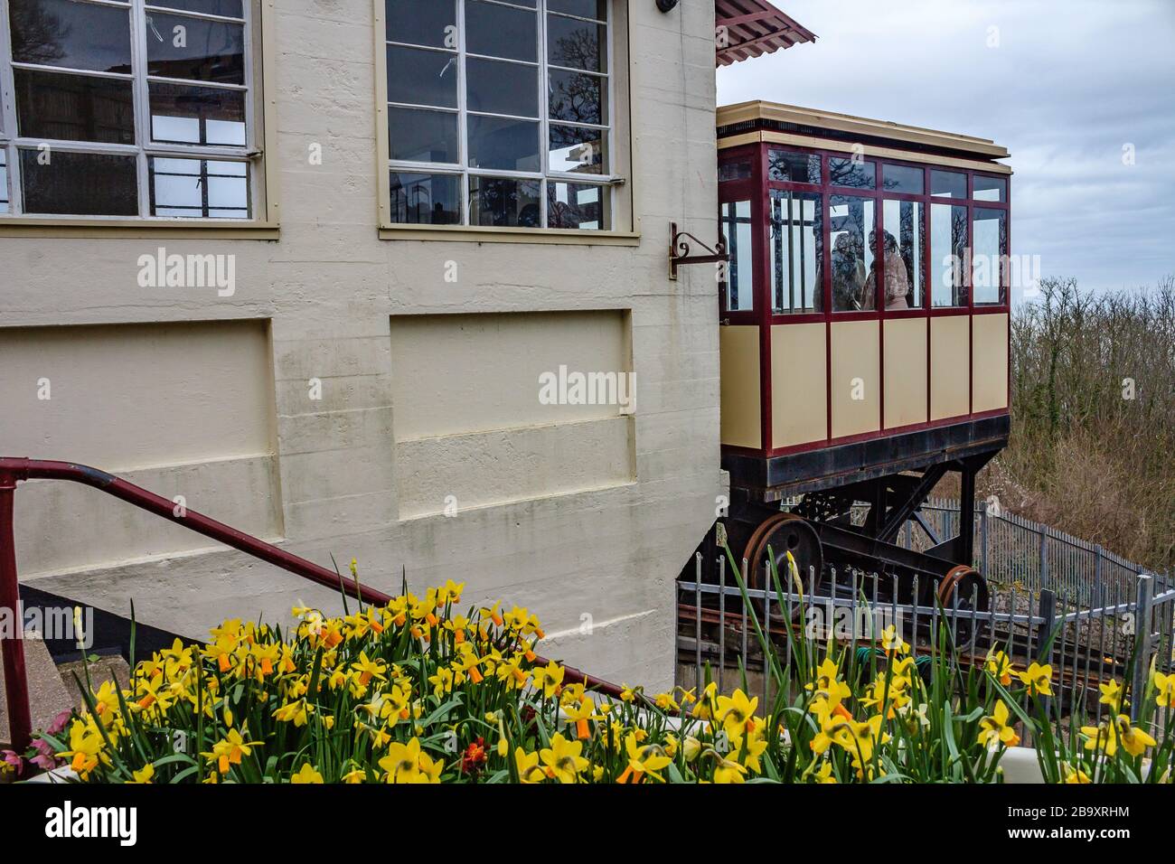 Babbacombe Cliff Railway, una funicolare sul mare costruita nel 1926 e che sale e scende su una ripida scogliera fino a Oddicombe Beach, Torquay, Devon, UK. Marzo 2018. Foto Stock