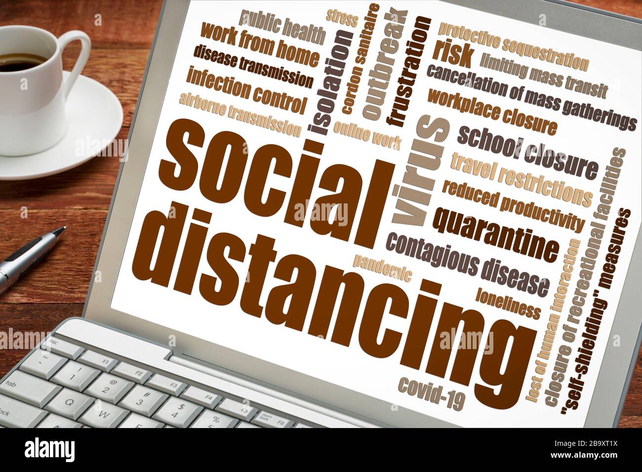Social Distancing word cloud su notebook - insieme di azioni di controllo delle infezioni per fermare o rallentare la diffusione di una malattia contagiosa, covid-19 coronaviru Foto Stock Social Distancing word cloud su notebook - insieme di azioni di controllo delle infezioni per fermare o rallentare la diffusione di una malattia contagiosa, covid-19 coronaviru Foto Stock