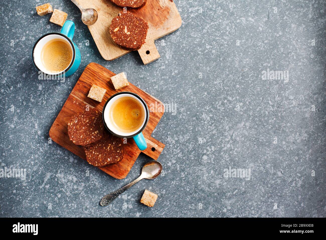 Tazza di espresso e salame al cioccolato. Vista superiore, spazio di copia Foto Stock