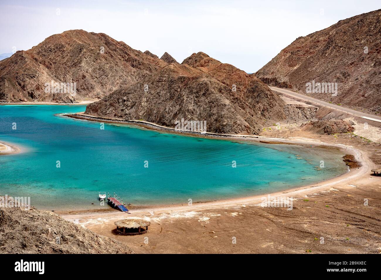 Bella vista panoramica del Fjord Bay Taba nel Golfo di Aqaba, Egitto. Acque cristalline turchesi del Mar Rosso e montagne rocciose intorno. Foto Stock