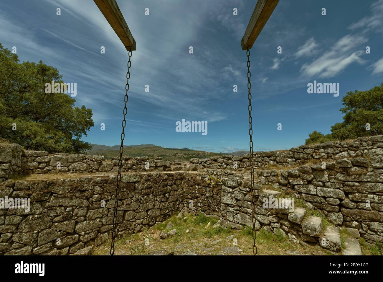 Ponte levatoio del castello di Lindoso, Parco Nazionale di Peneda Geres, provincia di Minho, Portogallo Foto Stock