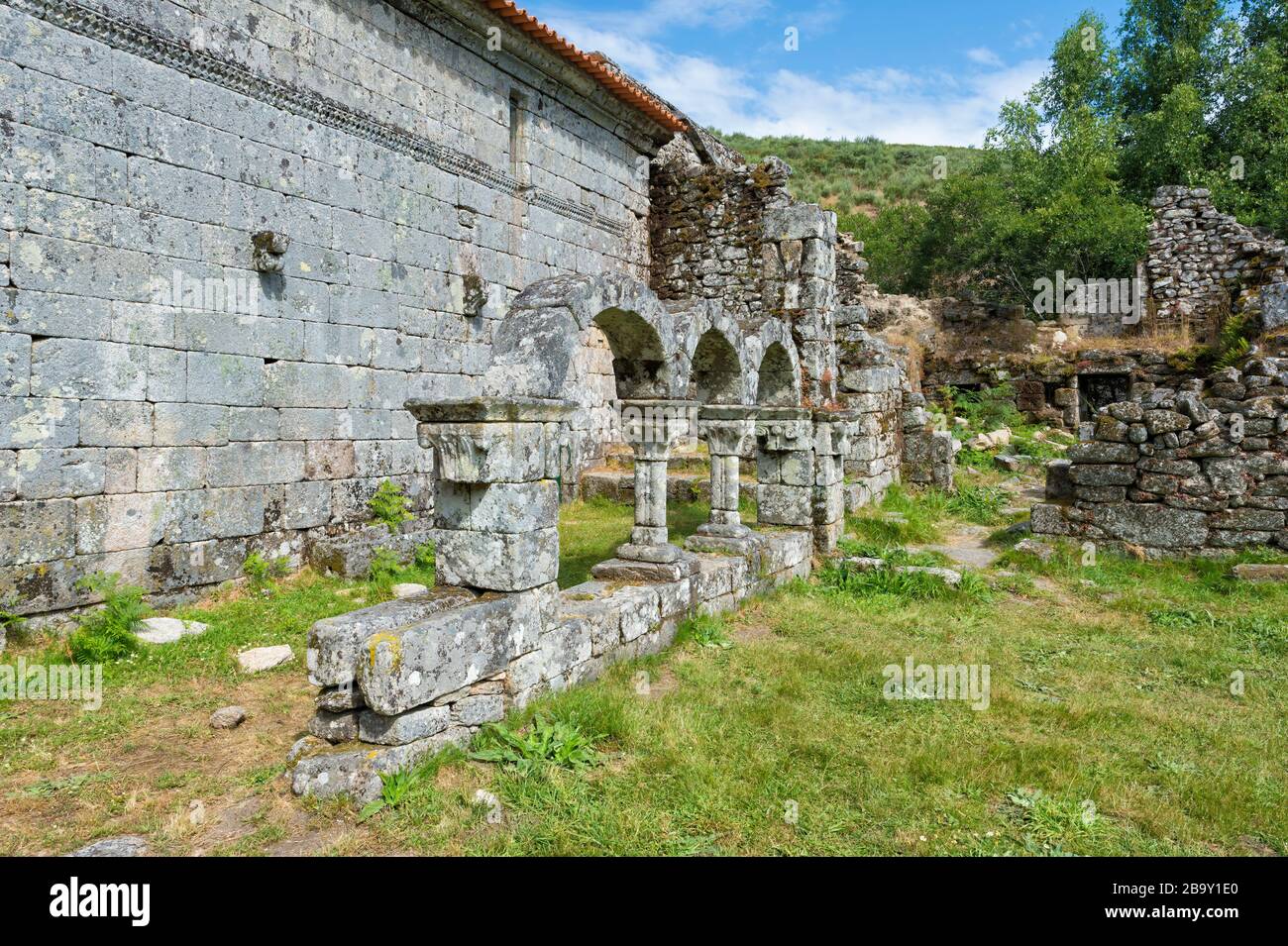 Rovine Arcade Del Chiostro, Monastero Di Pitoes, Pitoes Das Junias, Parco Nazionale Di Peneda Geres, Minho, Portogallo Foto Stock