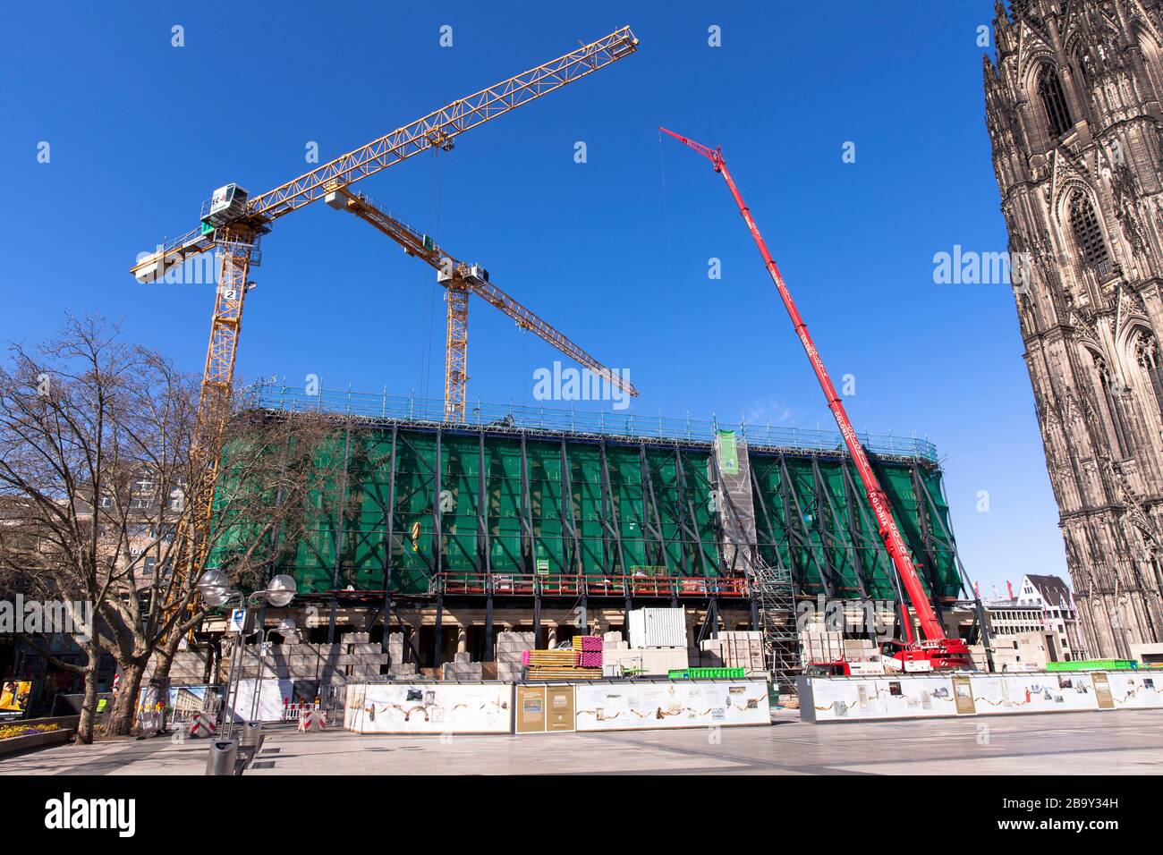 Il Dom-Hotel presso la cattedrale sarà completamente rinnovato, cantiere di costruzione, Colonia, Germania. Marzo 2020. Das Dom-Hotel am Dom wird komplett sani Foto Stock