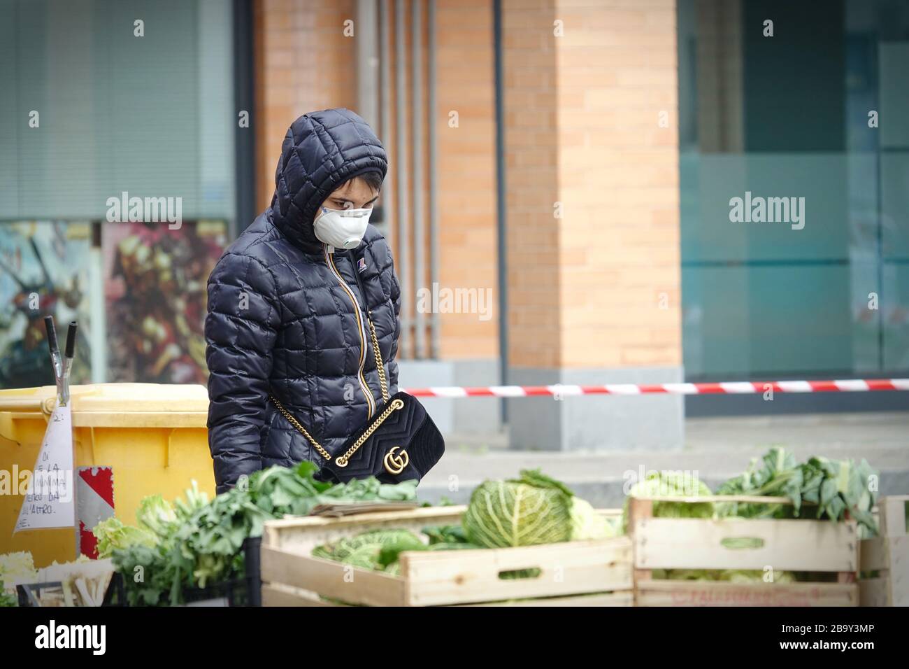 Le persone, con maschere facciali per la protezione da COVID-19, stanno acquistando verdure e frutta sul mercato. Torino, Italia - Marzo 2020 Foto Stock