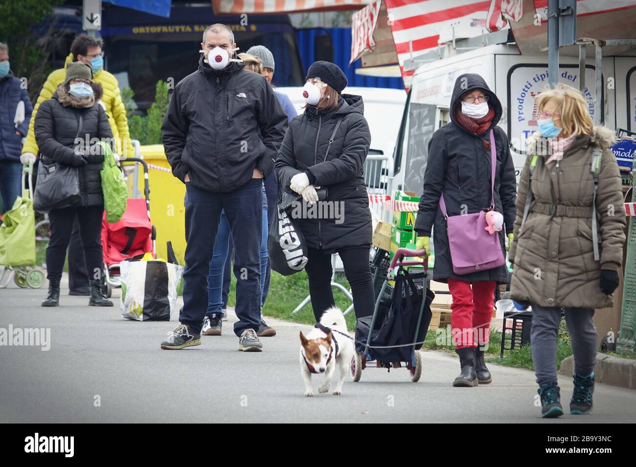 La gente sta in piedi coda per fare acquisti, coda per il mercato all'aperto. Distanza sociale. Misure preventive. Torino, Italia - Marzo 2020 Foto Stock