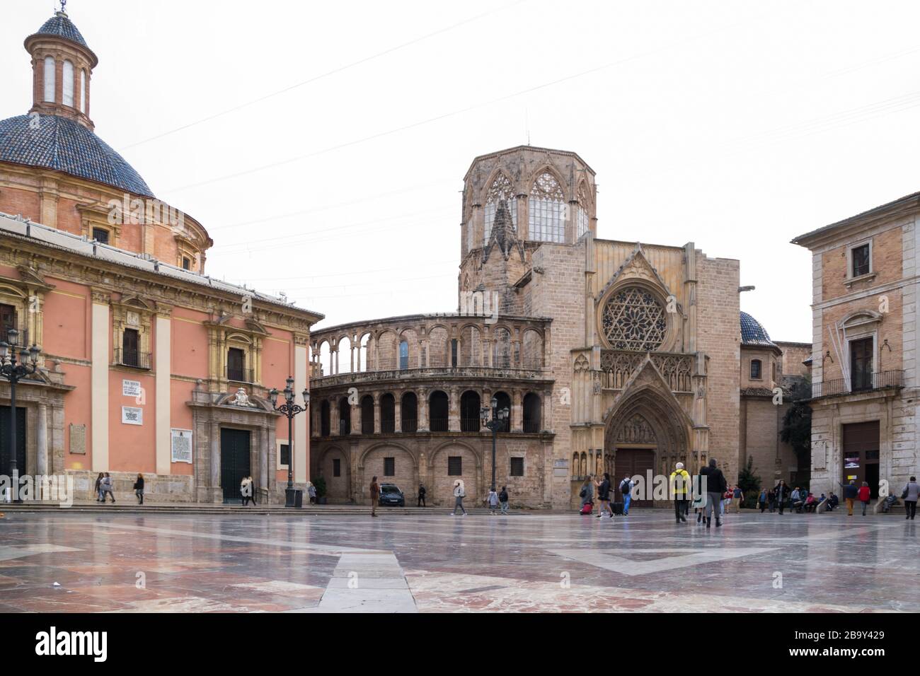 Valencia, Spagna - 12 febbraio 2020: Veduta della Cattedrale di Santa Maria e della Basilica della Virgen de los Desamparados in Plaza de la Virgen Foto Stock