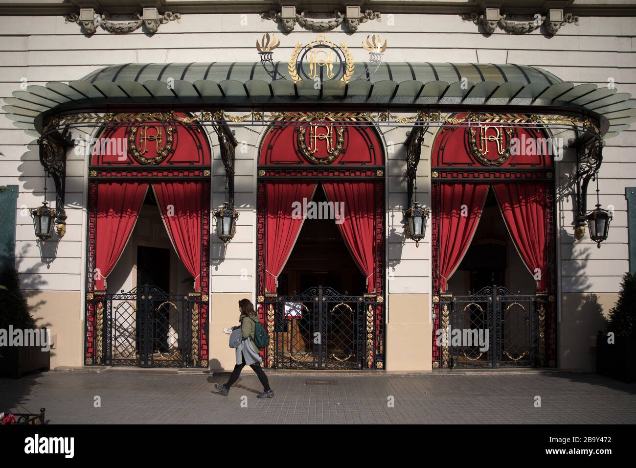 Il Ritz Hotel è chiuso per lo stato di allerta nel 10 ° giorno di confinamento nella città di Barcellona. Foto Stock