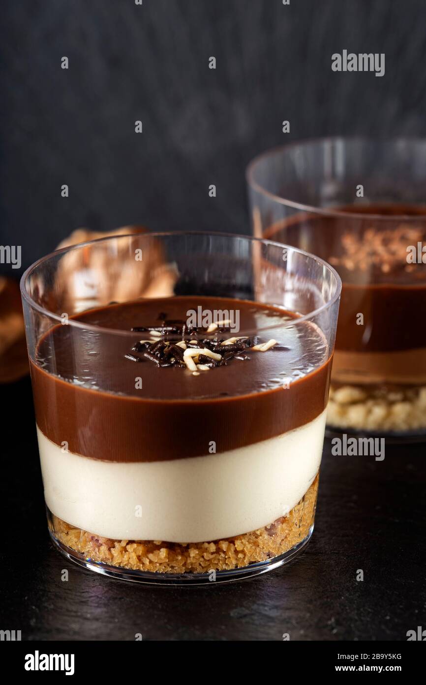 Dessert al cioccolato in bicchieri su ardesia scura Foto Stock