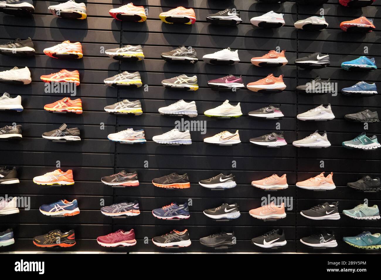 Acquista un'esposizione di numerose scarpe sportive a parete. Una vista di  un muro di scarpe