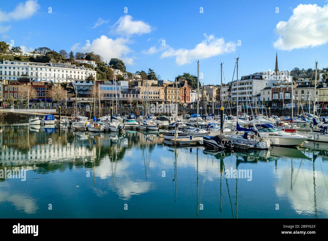 Barche e yacht per il tempo libero nel porto di Brixham, Devon, Regno Unito. Marzo 2018. Foto Stock