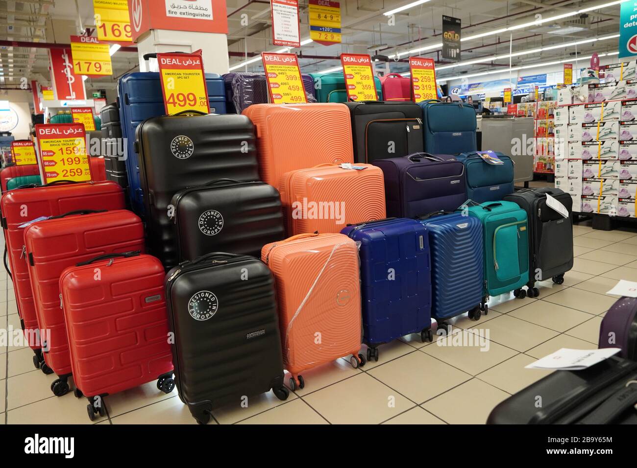 Vista interna del grande magazzino con zona bagagli. Valigie multicolore in  negozio per la vendita. Valigie in plastica e stoffa con etichette di  sconto. Concetto di Foto stock - Alamy