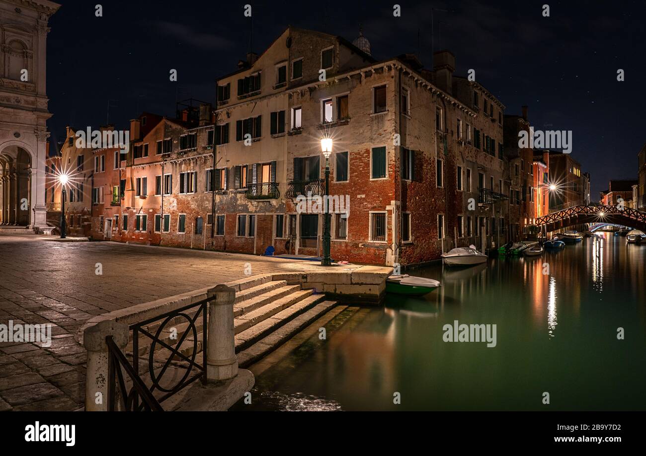 Foto notturna di case, strade e canali d'acqua a Venezia Foto Stock