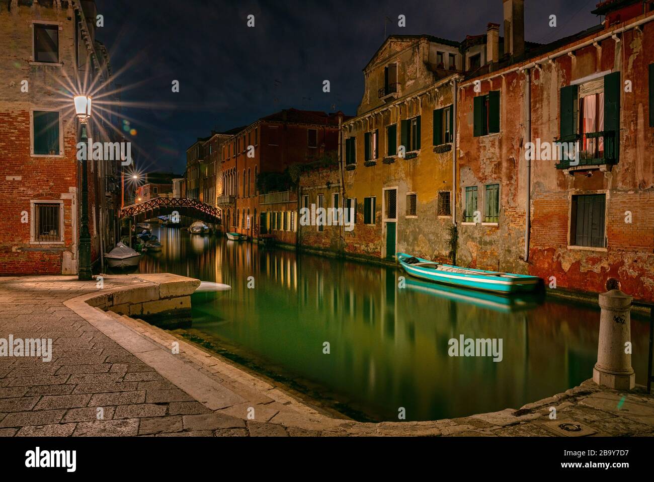 Foto notturna di case, strade e canali d'acqua a Venezia Foto Stock